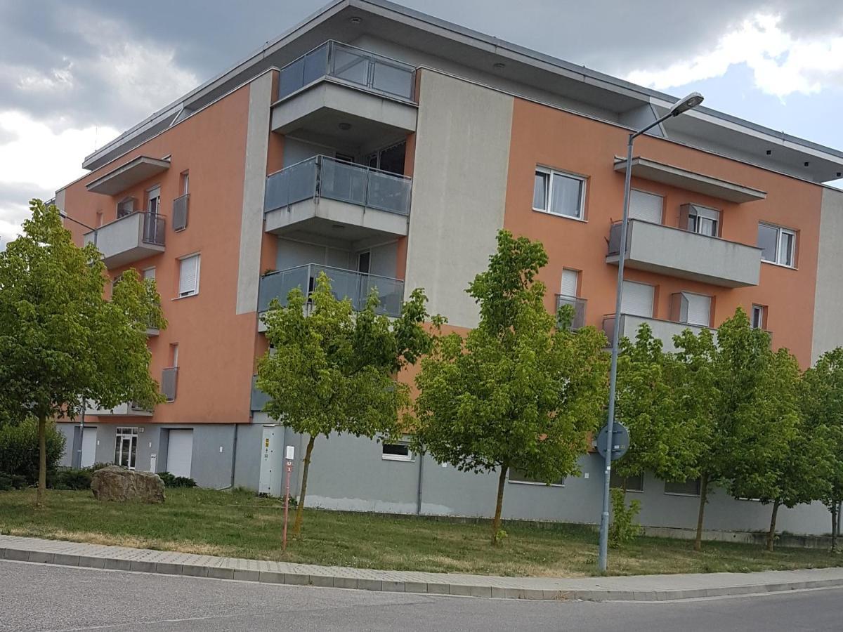 Apartman Zuzu Trenčín Buitenkant foto